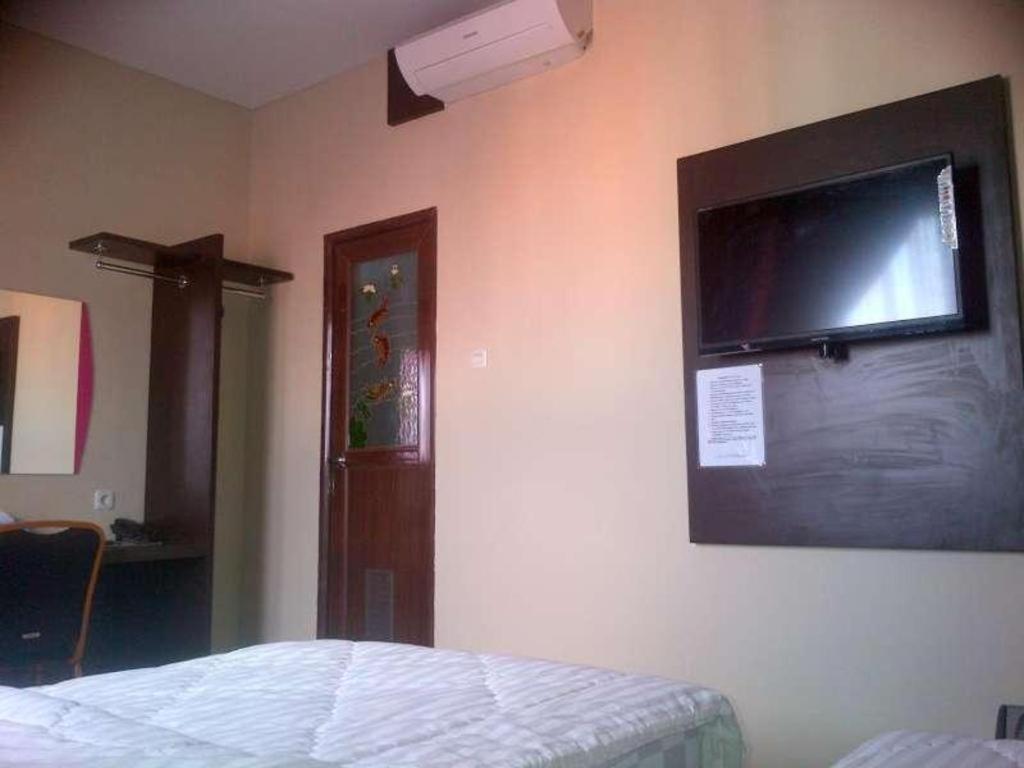 Erin Int Hotel Макасар Екстериор снимка