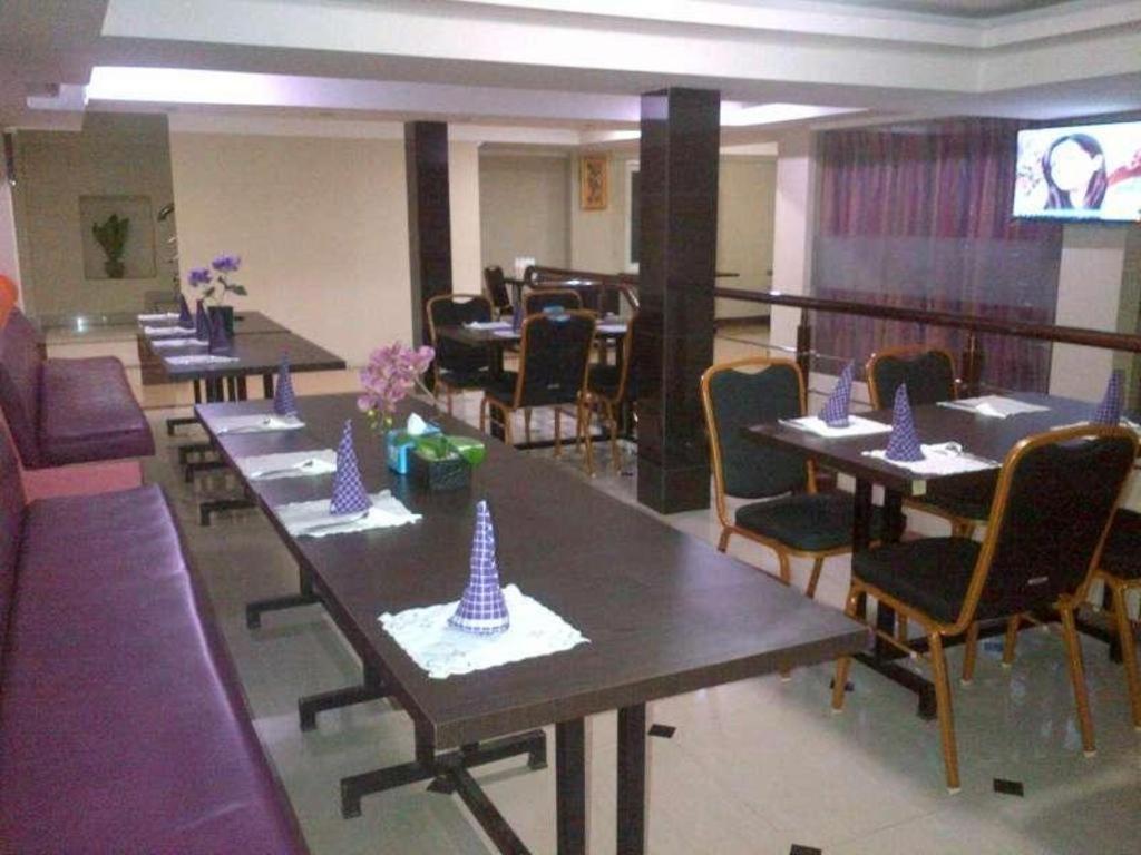 Erin Int Hotel Макасар Екстериор снимка