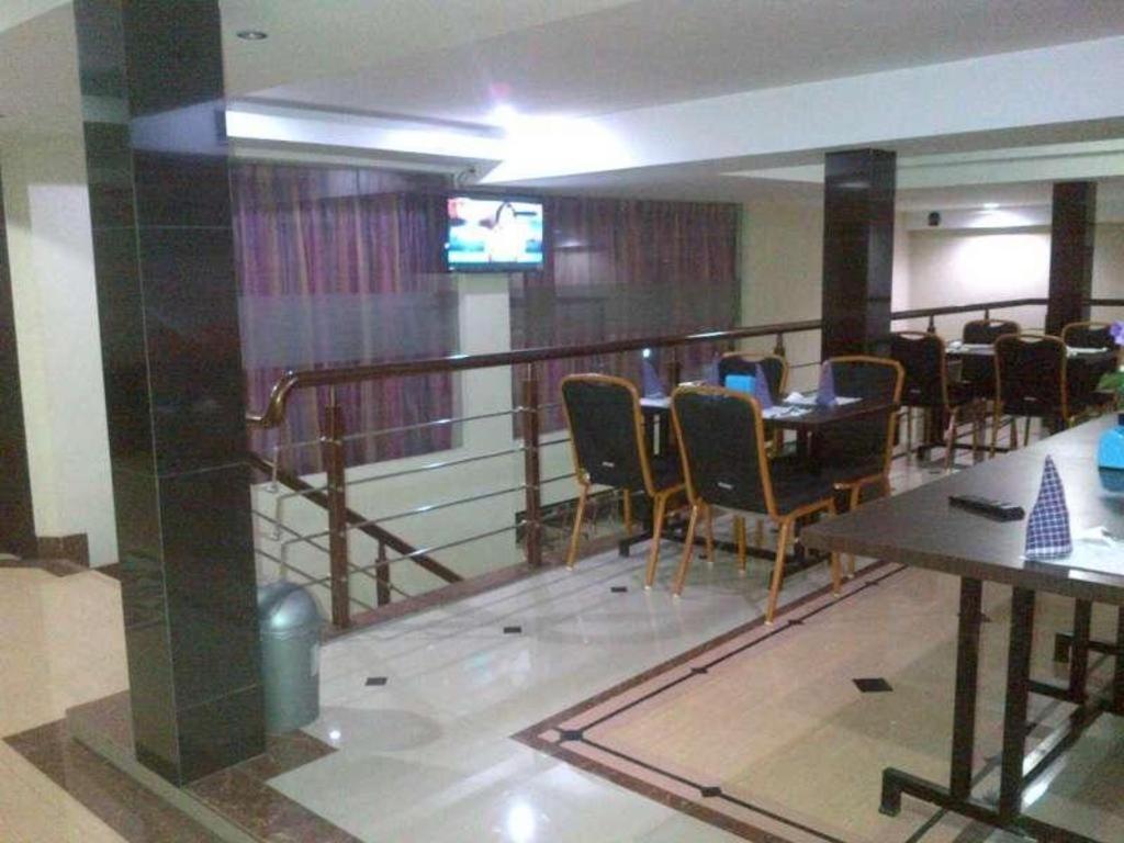 Erin Int Hotel Макасар Екстериор снимка